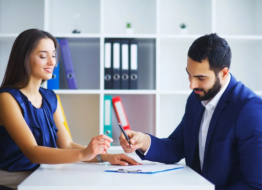 Curso e-learning de derecho laboral turco: firma de un contrato de trabajo en una reunión de RR. HH.